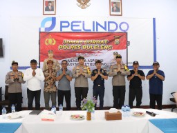 Kapolres Buleleng Gelar Jumat Curhat Bersama Warga Pelabuhan Celukan Bawang Desa Pengulon