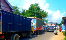 Pasar Bringkoning Semakin Semrawut, Pedagang Jualan di Bahu Jalan
