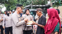 Jumat Peduli dan Cooling System Pasca Pemilu, Polisi di Jakarta Timur Bagikan Makanan ke Warga Slum Area