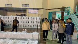 Pastikan Berjalan Aman, Wakapolres Kontrol Proses Penghitungan Suara Tingkat PPK Kecamatan Makasar