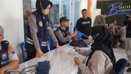 Pastikan Proses Pentahapan Pemilu 2024 Berjalan Lancar, Sie Dokkes Polrestabes Surabaya Beri Layanan Kesehatan