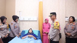 Kapolres Metro Jakarta Timur kunjungi Anggota dan Bhayangkari Yang Sakit