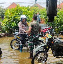 Sinergitas, Polisi Bersama TNI dan BPBD Tangani Banjir di Sidoarjo