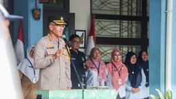 Melalui Program Senin Pintar, Kapolres Metro Jaktim Berikan Peyuluhan Tentang Kenakalan Remaja Saat Menjadi Irup