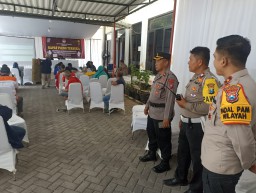 18 Personil TNI Polri Amankan Rekapitulasi Suara Pemilu 2024 di PPK Simokerto