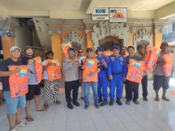 Satpolairud Polresta Denpasar Serahkan Life Jacket Untuk Kelompok Nelayan