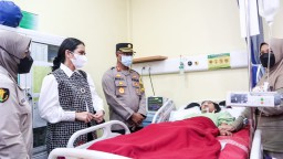 Peduli Kasih Kapolres Metro Jakarta Timur Besuk Anak Anggota Yang Terbaring Sakit