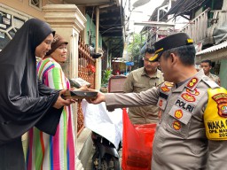 Polres Metro Jakarta Timur Bagikan 300 Paket Nasi Box Kepada Warga Kelurahan Kampung Melayu
