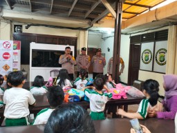 Kapolsek Terima Kunjungan TK Indah Dahlia Duren Sawit Dalam Polisi Sahabat Anak