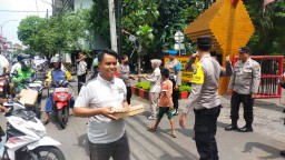 Jaga Rekapitulasi Suara Pemilu 2024 di PPK Polsek Simokerto Sempatkan Bagikan 100 Nasi Kotak 