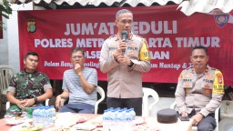 Manfaatkan Jumat Curhat , Polres Metro Jaktim Salurkan Bantuan Beras Kepada Warga Slum Area Dalam Jumat Peduli 