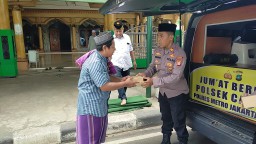 Jumat Peduli dan Berbagi Jumat Berkah Polsek Cakung Bagikan Snack dan Air Mineral Kepada Jemaah Sholat Jumat