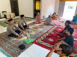 Kapolsek Banyuates Polres Sampang Sambangi Rumah Duka Anggota KPPS Desa Batioh Yang Meninggal Dunia