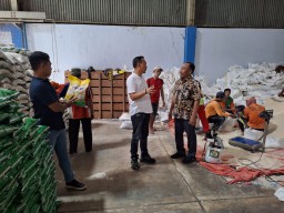 Jelang Ramadhan Satgas Pangan Polres Lamongan Sidak Pasar Pastikan Ketersediaan dan Harga Beras