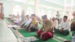 Kapolsek Ciracas Ajak Seluruh Elemen Masyarakat Kompak Jaga Kamtibmas Melalui Jumat Keliling