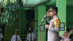 Kapolres Metro Jaktim dan PJU Jadi Irup di Sekolah Dalam Program Senin Pintar