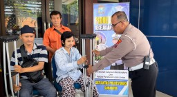Satlantas Polrestabes Surabaya Berikan Sembako dan Bantuan Tongkat Kruck Pada Korban Laka Lantas