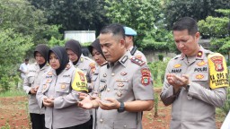 Wujud Kepedulian Terhadap Personilnya, Wakapolres Hadiri Pemakaman Anak Anggota Polsek Jatinegara
