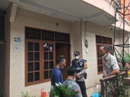 Sampah Menumpuk di Pekarangan Rumah, Polisi dan Aparat Terkait Gotong Royong Bersihkan Sampah