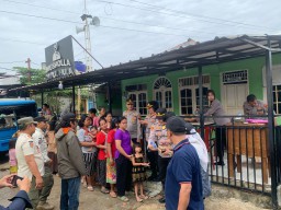 Polisi Bagikan Ratusan Nasi Box di Pemukiman Warga Slum Area