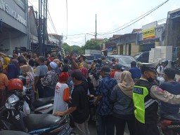 Ramai nya Pembagian 1645 Beras Gratis di Kelurahan Simolawang Langsung di Amankan Polsek Simokerto