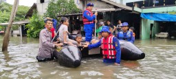 Antisipasi Banjir, Bhabinkamtibmas Bersinergi Dengan Babinsa Sapkan Sarana Prasarana Evakuasi Warga