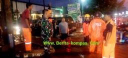 Danramil 0822/01 Bondowoso, Kapten Inf Basuki Rahmat Bantu Evakuasi Warga Atasi Kemacetan Akibat Banjir di Kampung Arab