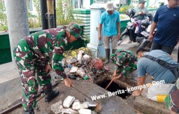 Pasca Banjir, Danramil 0822/01 Bondowoso Bersama Warga Bersihkan Gorong - gorong di Kampung Arab