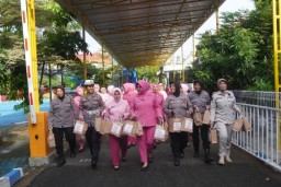 Berbagi Kebaikan di Bulan Ramadhan, Polres Bangkalan dan Bhayangkari Bagikan Takjil Kepada Pengguna Jalan