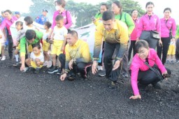 Kapolres Klungkung Bersama Ketua Bhayangkari Cabang Klungkung dan Anak Anak TK di Pantai Watuklotok