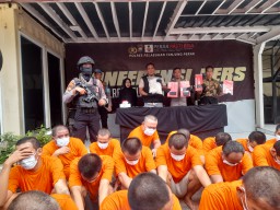 Satresnarkoba Polres Pelabuhan Tanjung Perak Berhasil Ungkap 17 Kasus dan Amankan 21 Tersangka