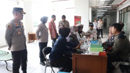 Bhakti Kesehatan Polres Metro Jakarta Timur Kepada Petugas Penyelenggara Pemilu 2024 di Rusun PIK Cakung