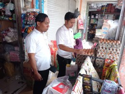 Jelang Puasa Ramadhan, Polres Bangkalan Gandeng Disperindag Cek Stok Bahan Pangan di Pasar Ki Lemah Duwur