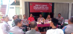 Jumat Curhat Dengan Warga Kayu Putih, Polisi Himbau Warga Hidup Rukun dan Awasi Anak Dari Tawuran