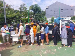 Kepolisian Amankan Operasi Pasar Murah Oleh Bulog di RPTRA Kramat Jati
