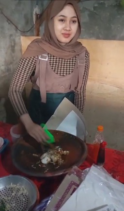Viral Penjual Rujak Cantik Asal jrengik, Kota Sampang, Usianya Masih 28 Tahun