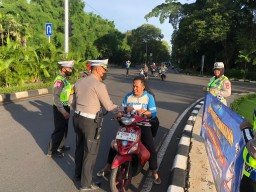 Kasat Lantas Penyuluhan dan Pembagian Brosur Ops Keselamatan Jaya 2024 Kepada Pengendara Bermotor