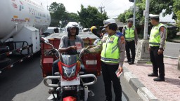 Hari Pertama Ops keselamatan Agung 2024 Polresta Denpasar Beri Imbauan Kepada Pengendara di TL Uma Anyar