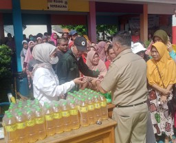 Polisi Amankan Operasi Pasar dan Sembako Murah Oleh Bulog Berkolaborasi Dengan Dharmajaya Serta UMKM di Wilayah Kecamatan Matraman