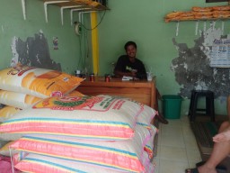 Kabiro Sampang Pantau dan Cek Harga Beras di Pasar Rongtengah Sampang