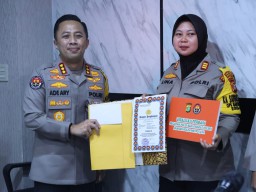 Kabid Humas Polda Metro Jaya Beri Penghargaan Kepada Kasi Humas dan Personel Berprestasi