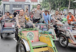 Kapolrestabes Surabaya Ajak Sarapan Bareng dan Bagi Sembako Bersama Abang Becak