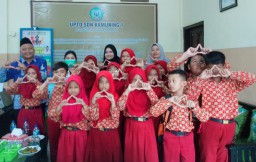 Cetak Kader Dokter Cilik, Tim UKS Puskesmas Kamoning Latih Tiwisada di SDN Kamoning 1 Sampang