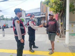 Berbagi Sesama Pada Jumat Peduli, Polisi Bagikan Nasi Bungkus Kepada Juru Parkir