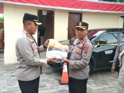 Personil Polres Bandara Ngurah Rai Terima Bingkisan Hari Raya Nyepi Dari Kapolda Bali