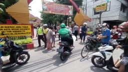 Ratusan Orang Senang Berebut Nasi Kotak Yang di Bagikan Polsek Simokerto