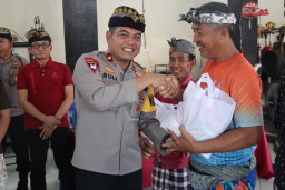 Jumat Berkah Wakapolres Karangasem Serahkan Sembako Untuk Warga