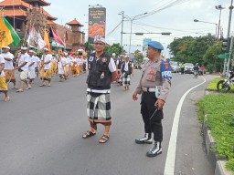 Polres Bandara Ngurah Rai Amankan Giat Upacara Melasti Libatkan 56 Personil