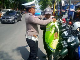 Ciptakan Kamseltibcar Lantas, Polres Sampang Bagikan Rompi dan Kopi Gratis Kepada Pengguna Jalan