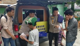Polsek Cakung Bagikan Makanan dan Minuman Gratis Dalam Jumat Peduli Kepada Jemaah Masjid